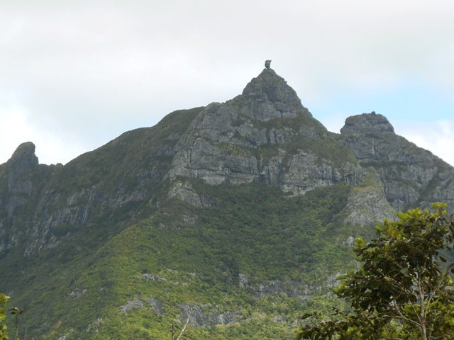 Un petit coup d’œil sur le rocher caractéristique de Pieter Both