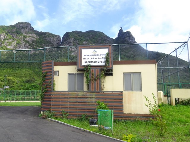 On distingue très bien le Pieter Both depuis le stade de la Laura