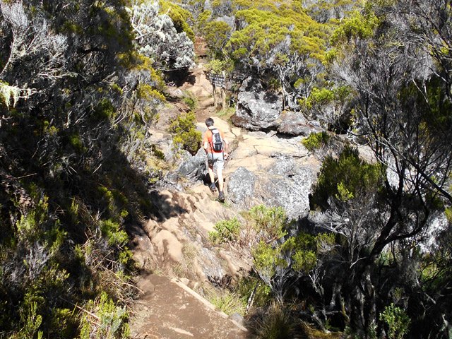 Le sentier passe sur les cavernes du Bras Chansons