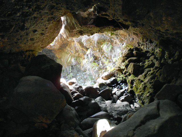 L'arche naturelle du Bras Chansons qui permet de regagner la caverne en rive droite