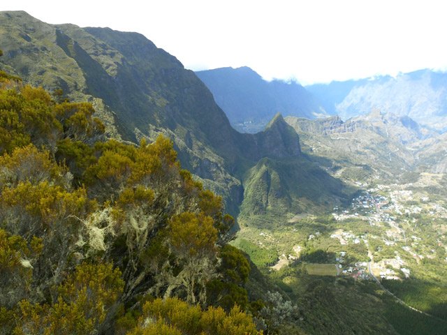 Arrivée au premier point de vue sur Cilaos avant les nuages
