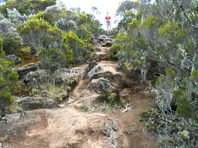 Roches et cailloux couvrent le sentier jusqu'au gîte