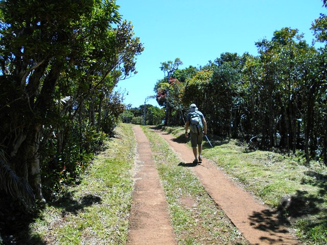 Plus loin, elle comporte des bandes de roulement bétonnées
