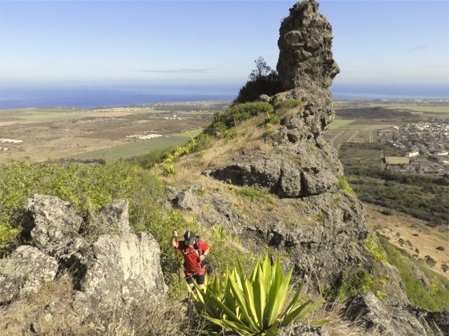Le garde veille sur les villes à ses pieds