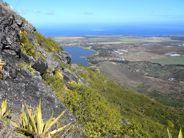 La réserve d'eau de la Ferme et la crête qu'emprunte un autre sentier