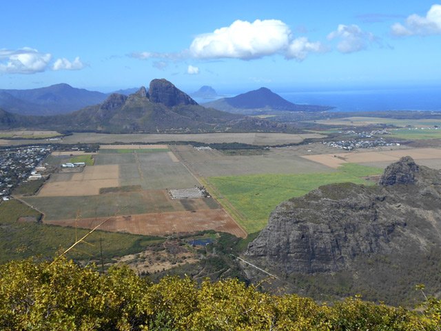 Du sommet, magnifiques panoramas sur la Montagne du Rempart