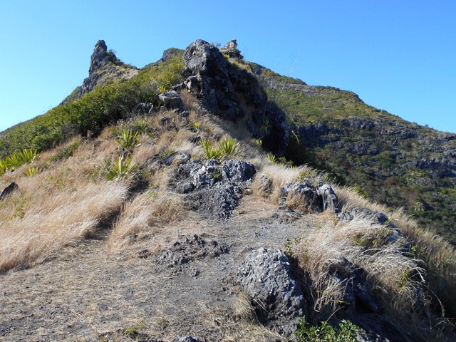 Le Corps de Garde vu depuis le col avant d'entamer la véritable montée