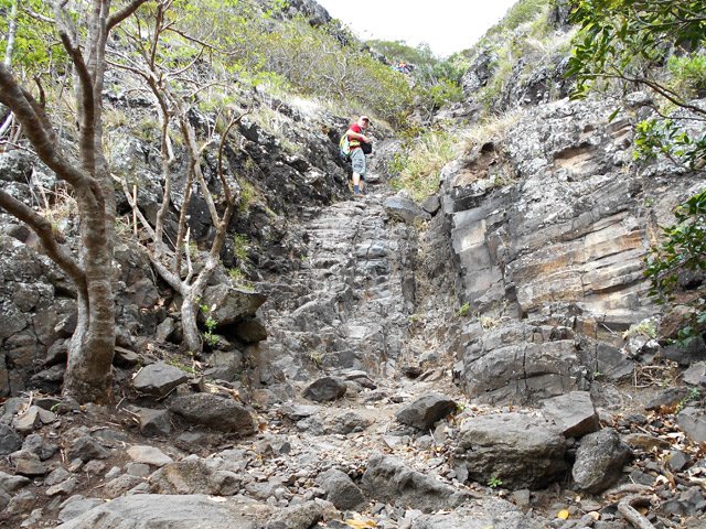 Les orgues basaltiques horizontales créent des marches