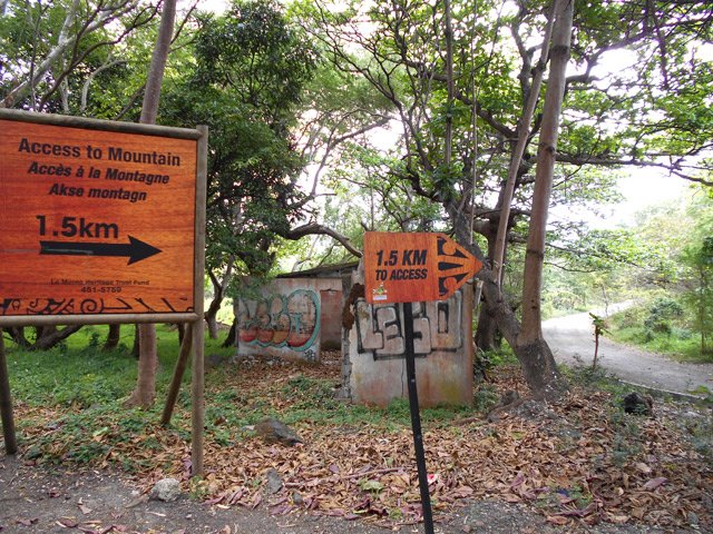Départ près de la case en ruine à l'Embrasure
