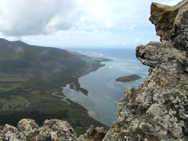 L'îlet Fourneau depuis la crête rocheuse du sommet