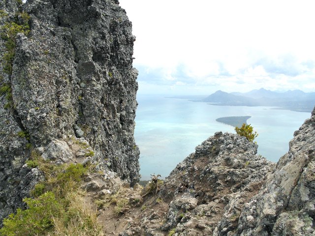 L'île aux Bénitiers depuis la même crête