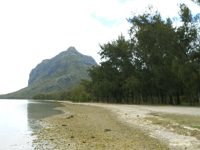 L'imposant massif vu de la plage près de la chapelle du Morne