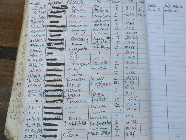 Le cahier qu'il faut signer. 100 personnes en 1h30 !