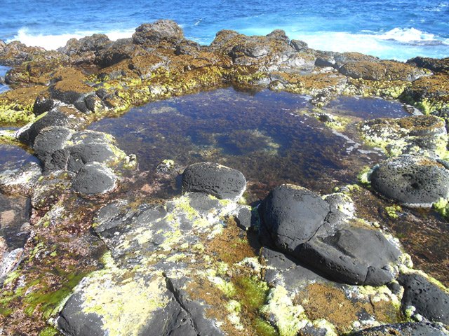 Quelques cuvettes d'eau se remplissent avec les vagues