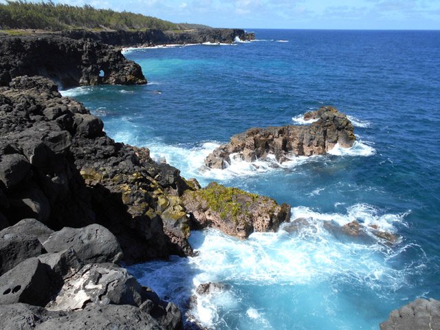 Attention aux vagues en se rapprochant du bord
