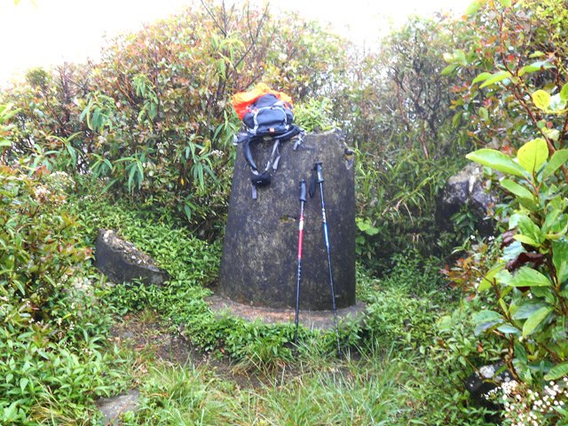 La borne à 712 m d'altitude, bien triste sous la pluie fine