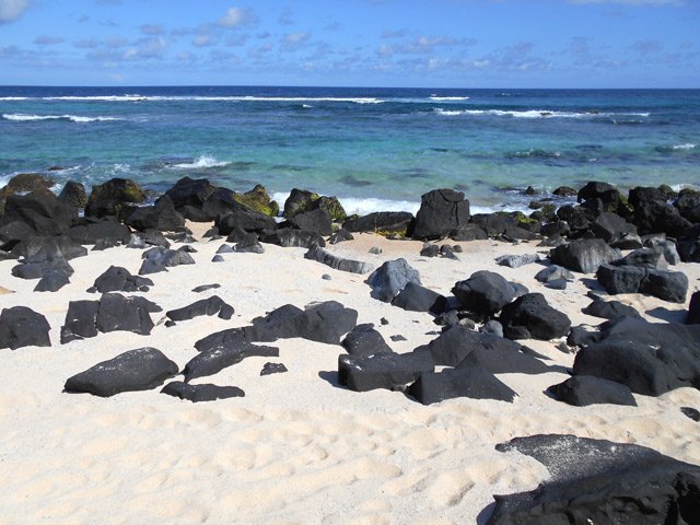Plage très rocheuse