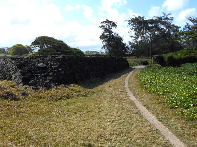 On retrouve les habituels murs en pierre sèche de cette région