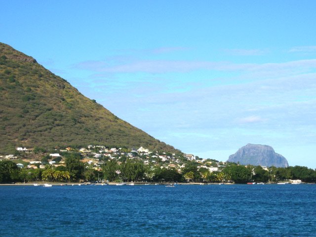 En remontant vers le nord, le Morne Brabant apparaît à l'horizon