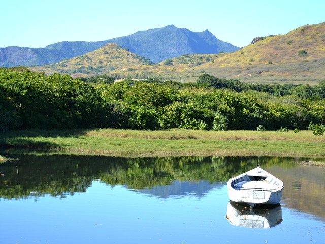 Le rivière est très calme au pied de la Tourelle du Tamarin
