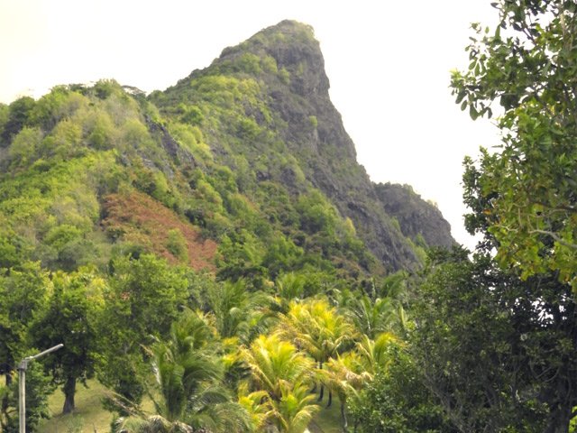 Derrière la propriété, le piton du Fouge
