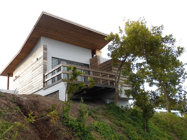 Village de vacances à quelques mètres du parc grillagé.