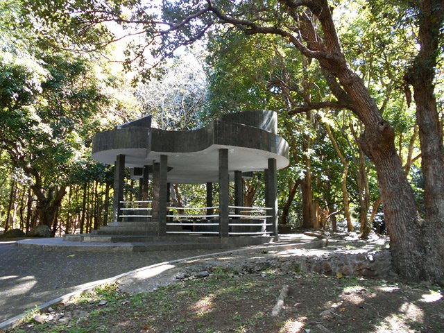 Un kiosque de pique-nique avant le demi-tour ou la poursuite en montagne