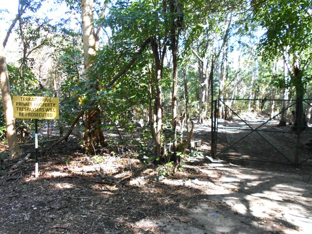 Toute la route est bordée de hauts grillages et des pancartes rappellent que c'est privé