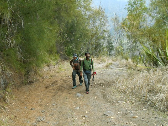 Encore quelques pentes par la piste pour gagner les premières cases