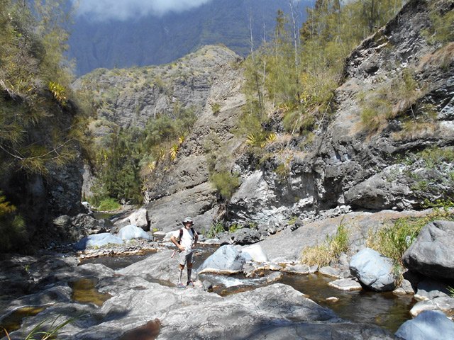 Il faut mouiller les pieds pour remonter jusqu'au bassin