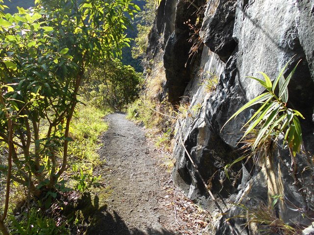 Le sentier bétonné et sécurisé de câbles diminue le vertige