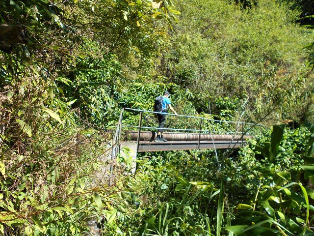 Le tuyau franchit deux ravines par des passerelles