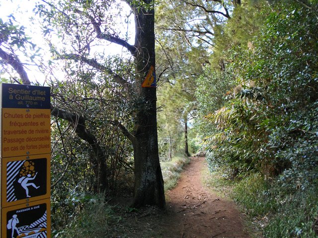 Le panneau de l'ONF insiste sur les éboulis possibles dans la descente