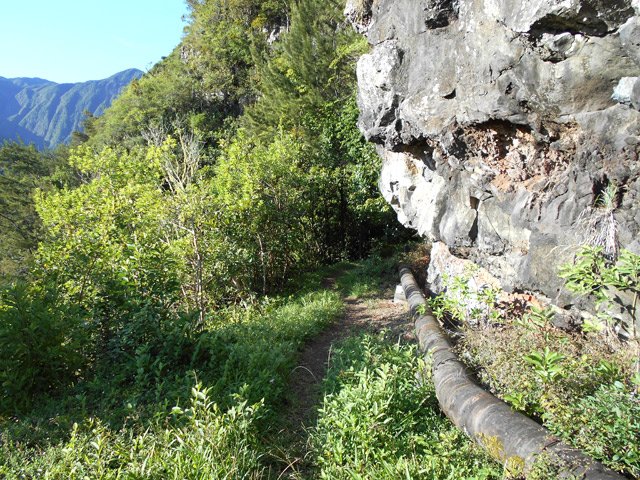 La falaise a été creusée pour le passage du tuyau et des ouvriers
