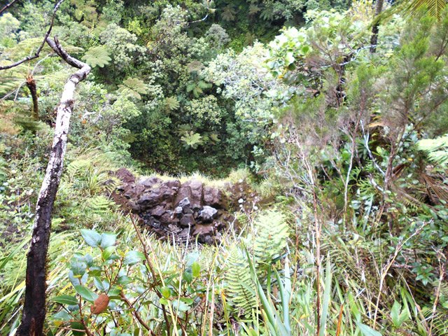Grâce au bâton, on peut photographier le bassin rocheux de la cascade