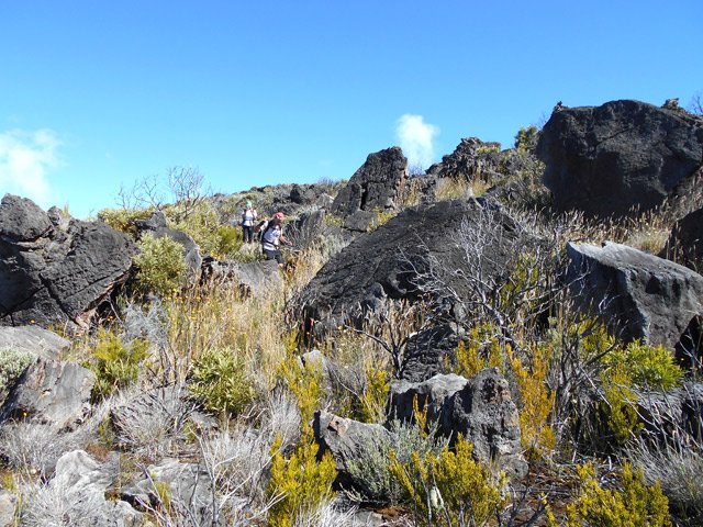Un autre quart du parcours se poursuit entre les rochers