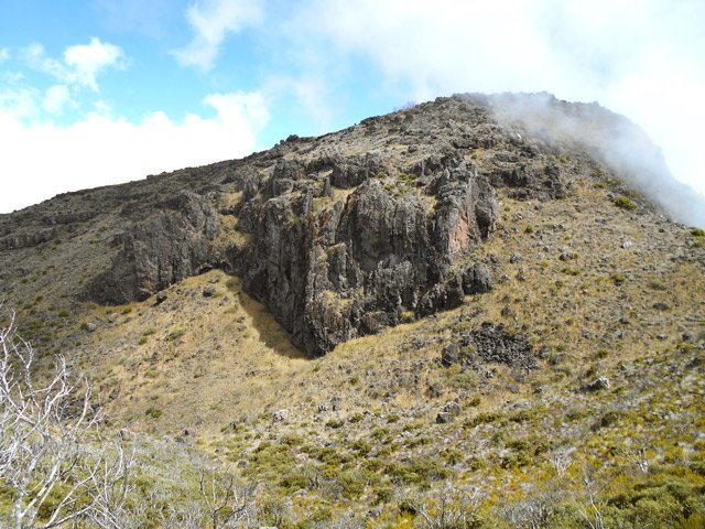 Cette zone rocheuse de 60 m de haut s'évite en longeant le rempart