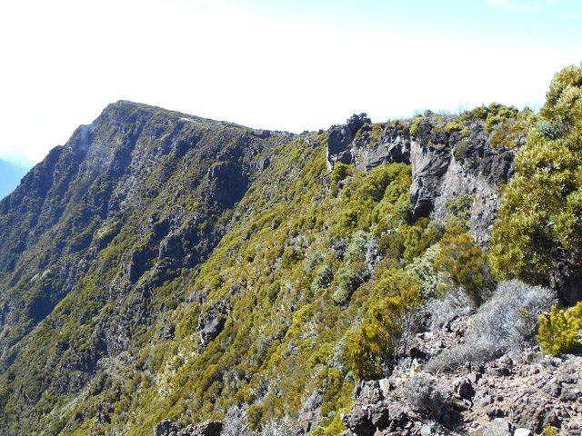 Le chemin à effectuer en bord de rempart vu depuis le Petit Bénare