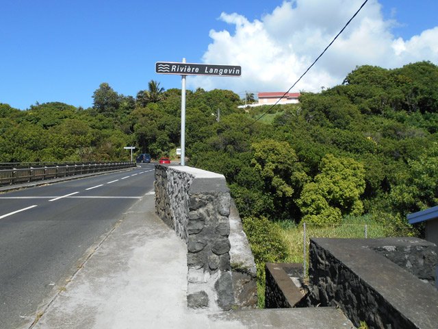 Au pont, un escalier abrupt descend vers la rivière