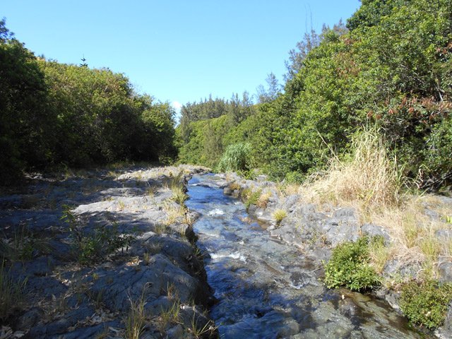 Jusqu'à la cascade, cheminement très facile sur le basalte