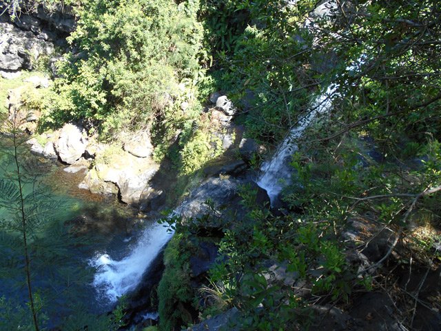 La chute retombe en deux paliers dans le vaste bassin