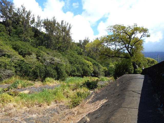 Le sentier bétonné mène jusqu'à la route de Grand Galet