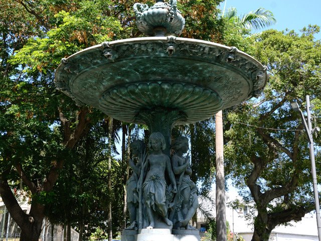 La fontaine Manès devant la cathédrale