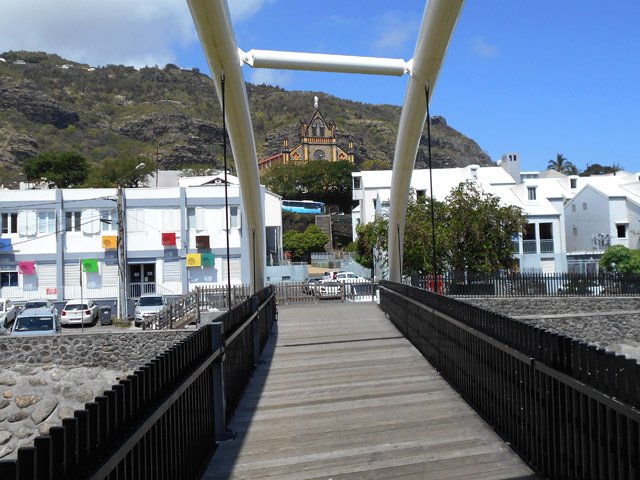 ... tout comme la passerelle sur la Rivière Saint-Denis