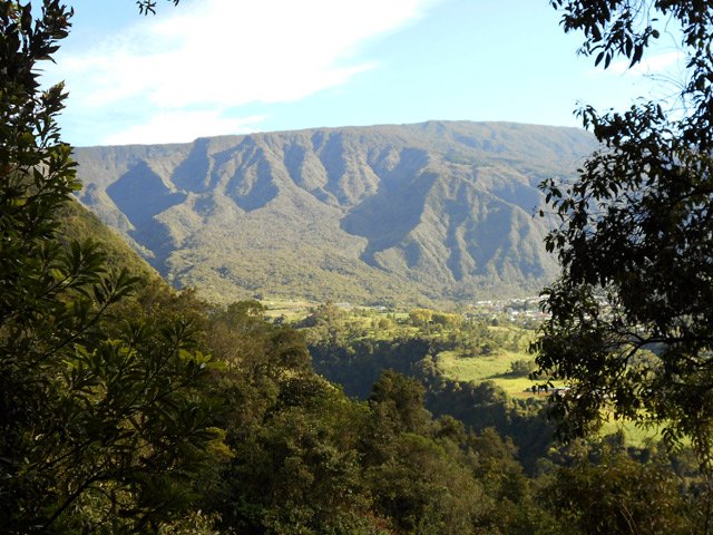 Premier point de vue en direction des Makes et des montagnes qui l'entourent