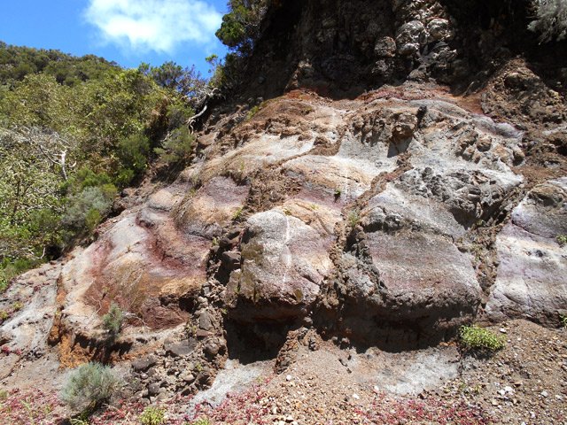 Une idée du sous-sol coloré en longeant la piste empierrée