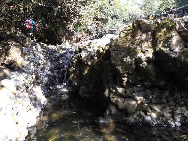Poursuite de la remontée en rive droite
