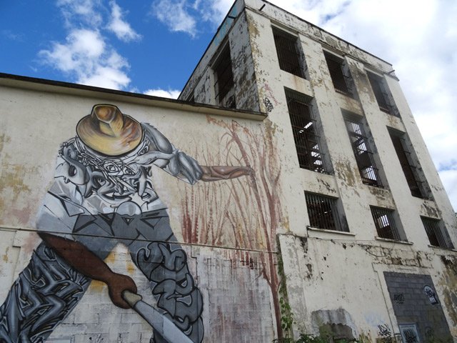 Belle fresque à la gloire des coupeurs sur les mus de l'ancienne usine