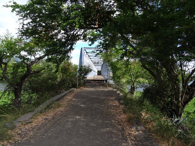 Une autre piste à l'approche de la grande passerelle