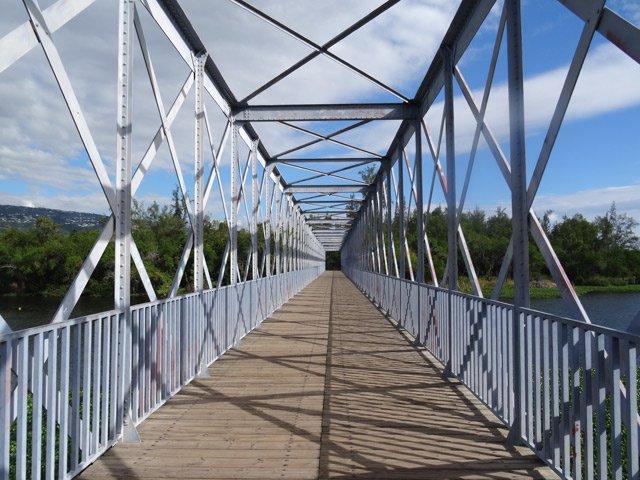 La passerelle actuelle est l'ancien pont de chemin de fer venant de St-Pierre